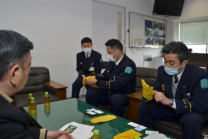 草加消防署で作業用本革手袋を試着していただいたみなさんと意見交換。