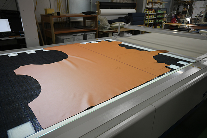 レザーは、型紙データに沿って自動で正確に切り出せる機械で裁断。