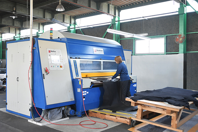 数種類のアイロンを使い分け、革に「らしい」表情を付与する。